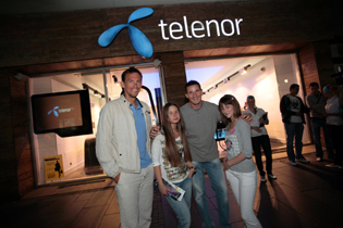 NIkola Stojic i Goran Jagar sa obozavateljkama u Noci kupovine